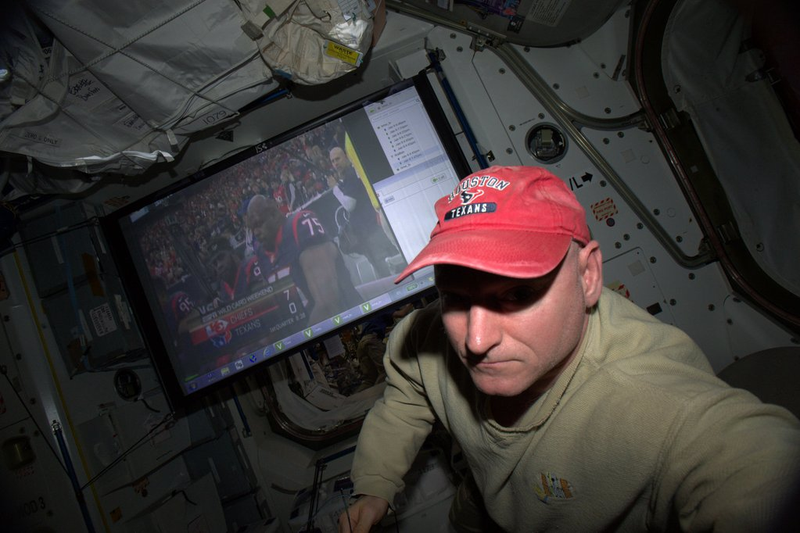 Illustration for article titled Astronaut Scott Kelly on Liquid Salt, a Stinky Station, and Sleeping in Freefall